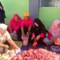 Kepala SMK SMAKPA Nasir memimpin langsung proses penyembelihan hewan kurban, Senin (9/6/2025). (Foto: SMK SMAKPA)
