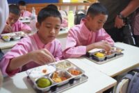 Siswa SMP di Padang mencicipi makanan bergizi gratis. (Foto: FB Diskominfo Padang)
