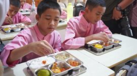 Siswa SMP di Padang mencicipi makanan bergizi gratis. (Foto: FB Diskominfo Padang)