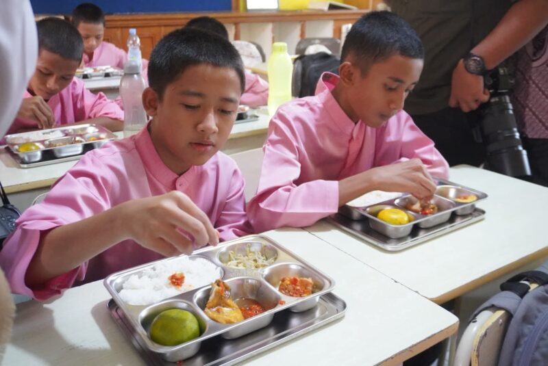 Siswa SMP di Padang mencicipi makanan bergizi gratis. (Foto: FB Diskominfo Padang)