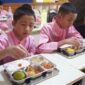 Siswa SMP di Padang mencicipi makanan bergizi gratis. (Foto: FB Diskominfo Padang)
