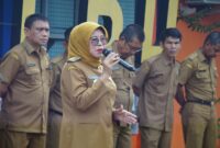 Wakil Bupati Dharmasraya, Leli Arni memimpin apel gabungan OPD di halaman eks Gedung RSUD Sei Dareh, Selasa (10/6/2025). (Foto: Pemkab Dharamasraya)