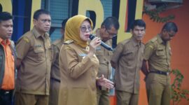 Wakil Bupati Dharmasraya, Leli Arni memimpin apel gabungan OPD di halaman eks Gedung RSUD Sei Dareh, Selasa (10/6/2025). (Foto: Pemkab Dharamasraya)