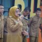 Wakil Bupati Dharmasraya, Leli Arni memimpin apel gabungan OPD di halaman eks Gedung RSUD Sei Dareh, Selasa (10/6/2025). (Foto: Pemkab Dharamasraya)