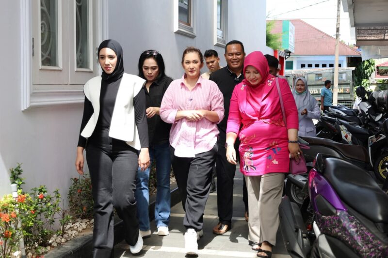 Anggota Komisi IX DPR RI Nafa Indria Urbach dan Anggota Komisi IV DPR RI Cindy Monica mengunjungi Kota Pariaman pada Senin (9/6/2025). (Foto: Kominfo Pariaman)