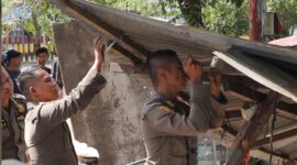 Personil Satpol PP Padang membongkar bangunan liar di Jalan Adinegoro, Kamis (12/6/2025). (Foto: Humas Satpol PP Padang)
