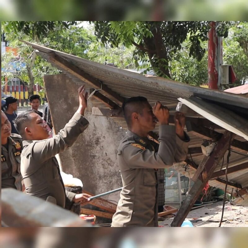 Personil Satpol PP Padang membongkar bangunan liar di Jalan Adinegoro, Kamis (12/6/2025). (Foto: Humas Satpol PP Padang)