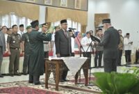 Gubernur Sumbar, Mahyeldi Ansharullah melantik  Arry Yuswandi sebagai Sekda Sumbar di Auditorium Gubernuran, Jumat (13/6/2025). (Foto: adpsb)