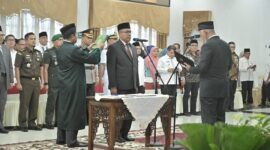 Gubernur Sumbar, Mahyeldi Ansharullah melantik  Arry Yuswandi sebagai Sekda Sumbar di Auditorium Gubernuran, Jumat (13/6/2025). (Foto: adpsb)