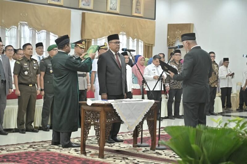 Gubernur Sumbar, Mahyeldi Ansharullah melantik  Arry Yuswandi sebagai Sekda Sumbar di Auditorium Gubernuran, Jumat (13/6/2025). (Foto: adpsb)