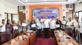 Wali Kota Pariaman, Yota Balad menyerahkan bantuan dana parpol kepada delapan parpol yang memperoleh kursi di DPRD Kota Pariaman periode 2024–2029. (Foto: Kominfo Pariaman)