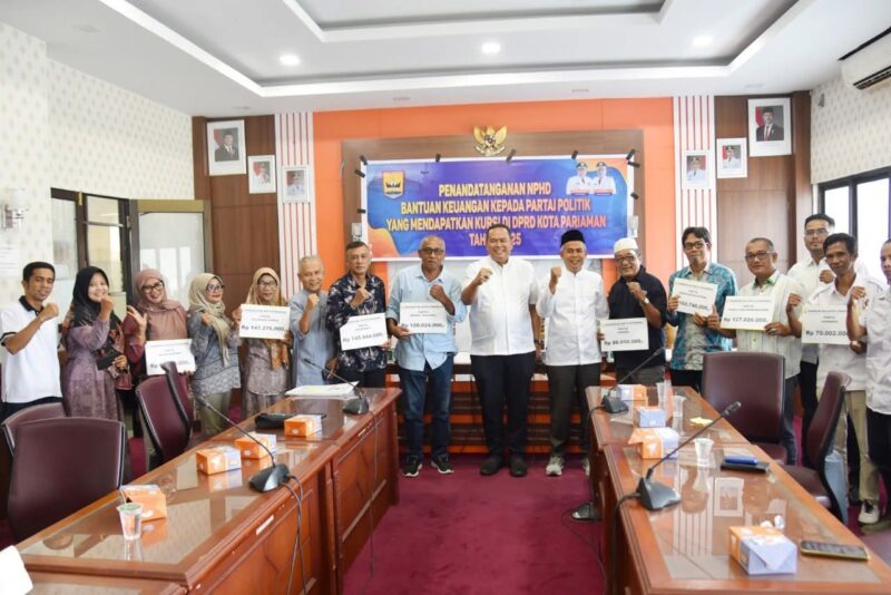 Wali Kota Pariaman, Yota Balad menyerahkan bantuan dana parpol kepada delapan parpol yang memperoleh kursi di DPRD Kota Pariaman periode 2024–2029. (Foto: Kominfo Pariaman)