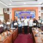 Wali Kota Pariaman, Yota Balad menyerahkan bantuan dana parpol kepada delapan parpol yang memperoleh kursi di DPRD Kota Pariaman periode 2024–2029. (Foto: Kominfo Pariaman)