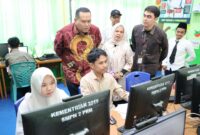 Wali Kota Pariaman, Yota Balad meninjau pelaksanaan tes akademik kerja sama dengan Telkom University (Tel-U) Bandung, Sabtu (14/6/2025). (Foto: Kominfo Pariaman)