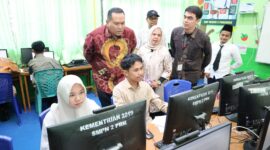 Wali Kota Pariaman, Yota Balad meninjau pelaksanaan tes akademik kerja sama dengan Telkom University (Tel-U) Bandung, Sabtu (14/6/2025). (Foto: Kominfo Pariaman)