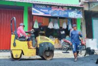 Para pekerja sedang melakukan perbaikan jalan di salah satu titik di Kota Padang. (Foto: FB Diskominfo Padang)