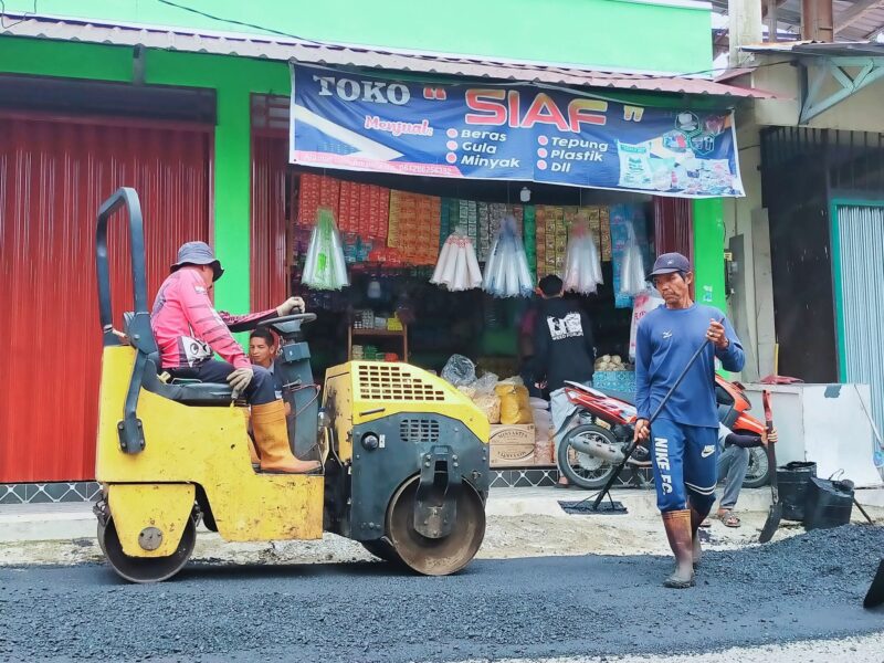 Para pekerja sedang melakukan perbaikan jalan di salah satu titik di Kota Padang. (Foto: FB Diskominfo Padang)