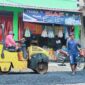 Para pekerja sedang melakukan perbaikan jalan di salah satu titik di Kota Padang. (Foto: FB Diskominfo Padang)