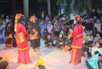 Pertunjukkan seni randai oleh murid SDN 31 Jati Tanah Tinggi di Pujasera Pantai Padang, Sabtu malam (14/6/2025). (Foto: Prokopim Padang)