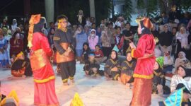 Pertunjukkan seni randai oleh murid SDN 31 Jati Tanah Tinggi di Pujasera Pantai Padang, Sabtu malam (14/6/2025). (Foto: Prokopim Padang)