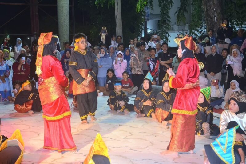 Pertunjukkan seni randai oleh murid SDN 31 Jati Tanah Tinggi di Pujasera Pantai Padang, Sabtu malam (14/6/2025). (Foto: Prokopim Padang)