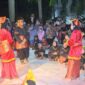 Pertunjukkan seni randai oleh murid SDN 31 Jati Tanah Tinggi di Pujasera Pantai Padang, Sabtu malam (14/6/2025). (Foto: Prokopim Padang)