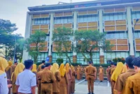 Asisten II Setdako Padang, Didi Aryadi memberikan arahan saat menjadi pembina apel gabungan di Balai Kota Padang, Aie Pacah, Senin (16/6/2025). (Foto: Diskominfo Padang)