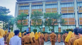 Asisten II Setdako Padang, Didi Aryadi memberikan arahan saat menjadi pembina apel gabungan di Balai Kota Padang, Aie Pacah, Senin (16/6/2025). (Foto: Diskominfo Padang)