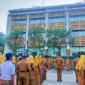 Asisten II Setdako Padang, Didi Aryadi memberikan arahan saat menjadi pembina apel gabungan di Balai Kota Padang, Aie Pacah, Senin (16/6/2025). (Foto: Diskominfo Padang)