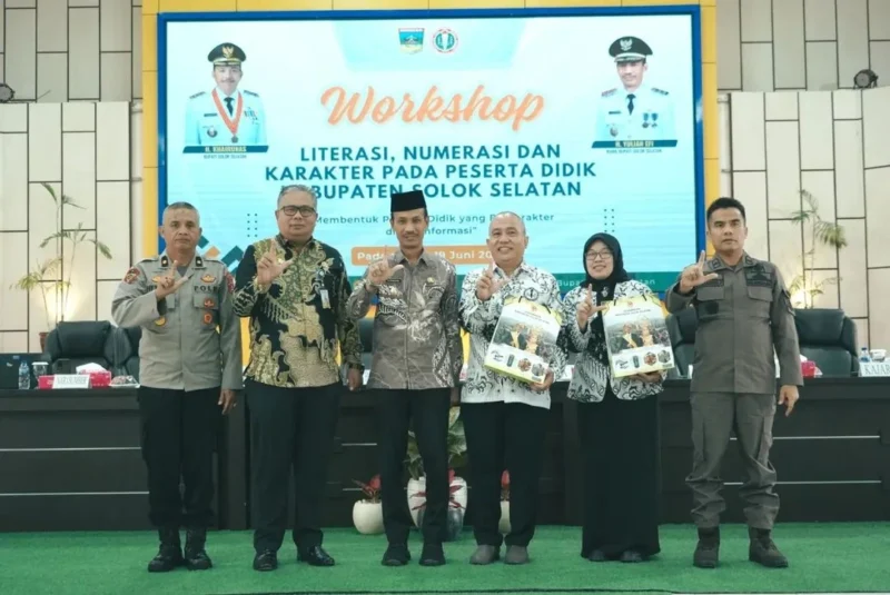 Wabup Solsel Yulian Efi membuka Workshop Literasi, Numerasi dan Karakter Peserta Didik di Aula Sarantau Sasurambi, Kamis (19/6/2025). (Foto: Humas Pemkab Solsel)