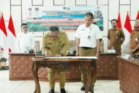 Pemkab Solsel bersama BBTNKS menyepakati Perjanjian Hibah Daerah sebagai bagian dari pengembangan jalur pendakian Gunung Kerinci dari arah Solok Selatan. (Foto: Humas Solsel)