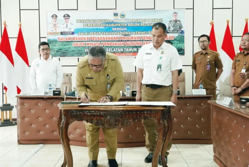 Pemkab Solsel bersama BBTNKS menyepakati Perjanjian Hibah Daerah sebagai bagian dari pengembangan jalur pendakian Gunung Kerinci dari arah Solok Selatan. (Foto: Humas Solsel)