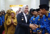 Bupati Dharmasraya Annisa Suci Ramadhani menyerahkan SK CPNS dan PPPK tahap I. (Foto: Pemkab Dharmasraya)