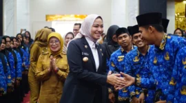 Bupati Dharmasraya Annisa Suci Ramadhani menyerahkan SK CPNS dan PPPK tahap I. (Foto: Pemkab Dharmasraya)