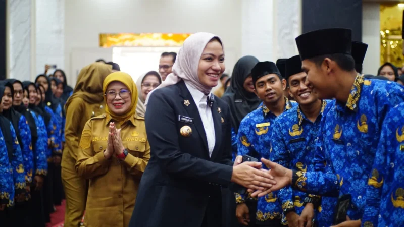 Bupati Dharmasraya Annisa Suci Ramadhani menyerahkan SK CPNS dan PPPK tahap I. (Foto: Pemkab Dharmasraya)