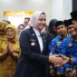 Bupati Dharmasraya Annisa Suci Ramadhani menyerahkan SK CPNS dan PPPK tahap I. (Foto: Pemkab Dharmasraya)
