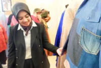 Ketua Dekranasda Kota Padang, Ny. dr. Dian Puspita Fadly Amran, Sp.JP melihat karya busana hasil rancangan para desainer muda, Kamis (26/6/2025). (Foto: Diskominfo Padang)