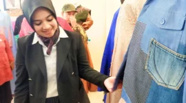Ketua Dekranasda Kota Padang, Ny. dr. Dian Puspita Fadly Amran, Sp.JP melihat karya busana hasil rancangan para desainer muda, Kamis (26/6/2025). (Foto: Diskominfo Padang)