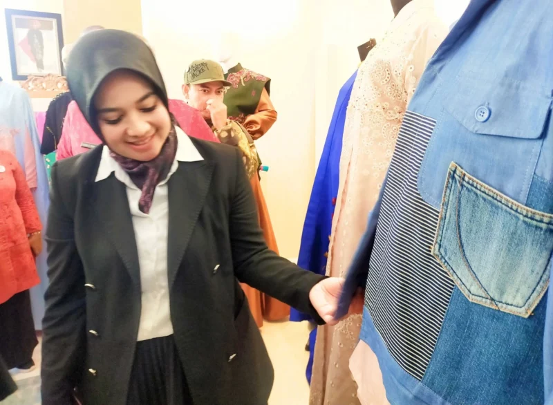 Ketua Dekranasda Kota Padang, Ny. dr. Dian Puspita Fadly Amran, Sp.JP melihat karya busana hasil rancangan para desainer muda, Kamis (26/6/2025). (Foto: Diskominfo Padang)