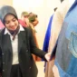 Ketua Dekranasda Kota Padang, Ny. dr. Dian Puspita Fadly Amran, Sp.JP melihat karya busana hasil rancangan para desainer muda, Kamis (26/6/2025). (Foto: Diskominfo Padang)
