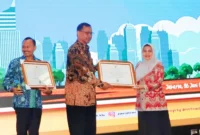 Kepala Dispusip Kota Padang, dr. Feri Mulyani Hamid menerima penghargaan
Simpul Jaringan Kearsipan Terbaik Nasional 2025 di Kantor Pusat ANRI, Jakarta, Kamis (26/6/2025). (Foto: Diskominfo Padang)