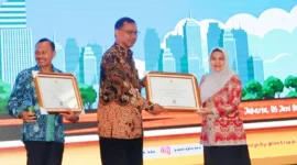 Kepala Dispusip Kota Padang, dr. Feri Mulyani Hamid menerima penghargaan
Simpul Jaringan Kearsipan Terbaik Nasional 2025 di Kantor Pusat ANRI, Jakarta, Kamis (26/6/2025). (Foto: Diskominfo Padang)