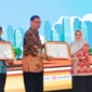 Kepala Dispusip Kota Padang, dr. Feri Mulyani Hamid menerima penghargaan
Simpul Jaringan Kearsipan Terbaik Nasional 2025 di Kantor Pusat ANRI, Jakarta, Kamis (26/6/2025). (Foto: Diskominfo Padang)