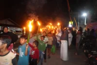 Ratusan warga Pila Tarok, Kecamatan Kuranji mengikuti pawai obor menyambut Tahun Baru Islam 1 Muharram 1447 H, Kamis (26/6/2025). (Foto: Diskominfo Padang)