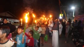 Ratusan warga Pila Tarok, Kecamatan Kuranji mengikuti pawai obor menyambut Tahun Baru Islam 1 Muharram 1447 H, Kamis (26/6/2025). (Foto: Diskominfo Padang)