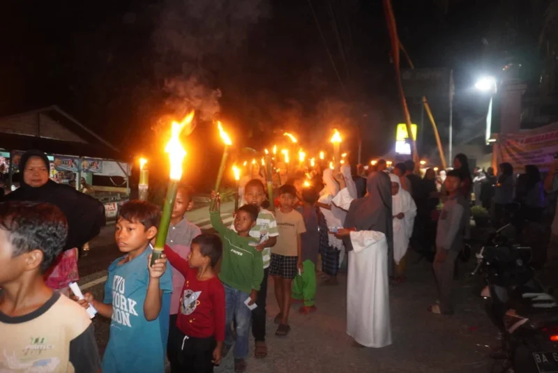 Ratusan warga Pila Tarok, Kecamatan Kuranji mengikuti pawai obor menyambut Tahun Baru Islam 1 Muharram 1447 H, Kamis (26/6/2025). (Foto: Diskominfo Padang)