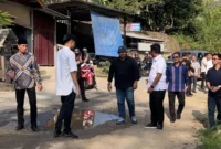 Wakil Gubernur Sumbar, Vasko Ruseimy meninjau langsung kondisi jalan rusak di Kota Sawalunto pada Jumat (27/6/2025). (Foto: ADPSB)