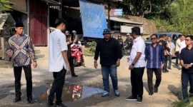 Wakil Gubernur Sumbar, Vasko Ruseimy meninjau langsung kondisi jalan rusak di Kota Sawalunto pada Jumat (27/6/2025). (Foto: ADPSB)