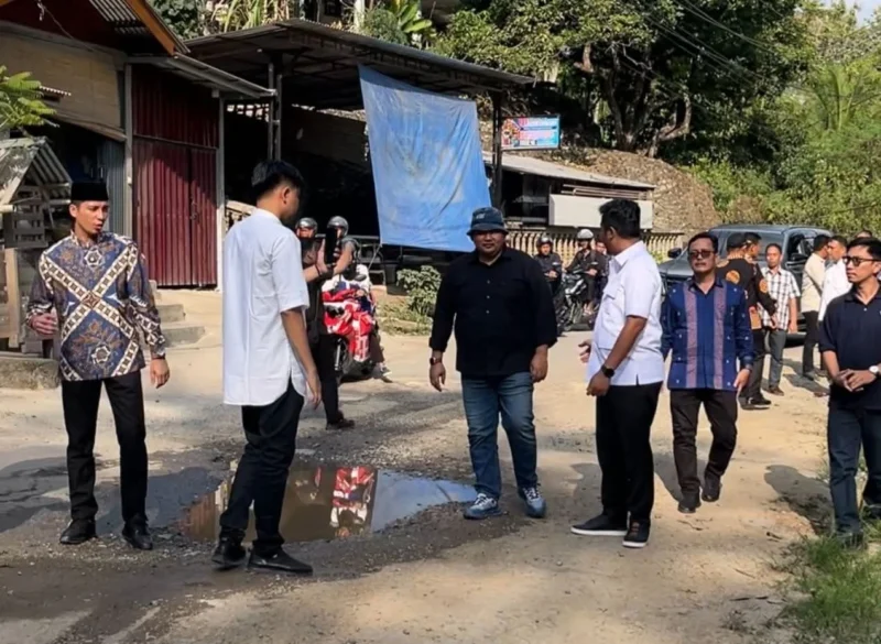 Wakil Gubernur Sumbar, Vasko Ruseimy meninjau langsung kondisi jalan rusak di Kota Sawalunto pada Jumat (27/6/2025). (Foto: ADPSB)