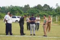 Tim Protokol Kemenpora meninjau kesiapan Parade Talenta Atlet Dharmasraya di Stadion Mauliwarmadewa dan Lapangan Sedasi jelang kunjungan Menpora. (Foto: Pemkab Dharmasraya)